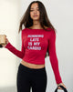Image of Amabon Camiseta de manga larga en rojo adrenalina con eslogan Running Late