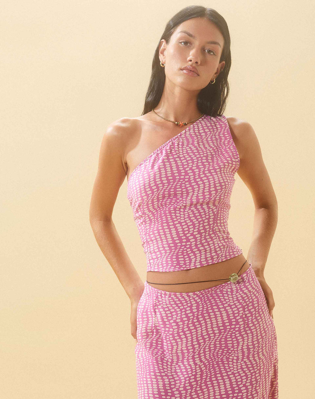 Bayan Top con un hombro en violeta de lunares ondulados