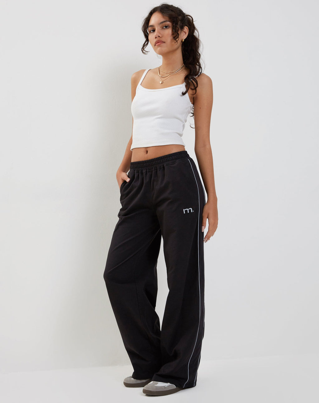 Jogger Benton de pata ancha en negro con ribete gris oscuro y bordado "M