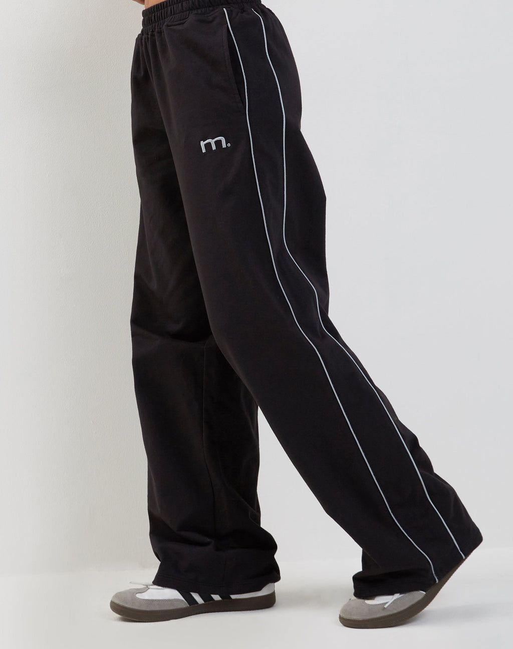 Jogger Benton de pata ancha en negro con ribete gris oscuro y bordado "M