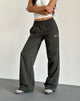 Imagen de Benton Wide Leg Jogger en color oliva con bordado 'M