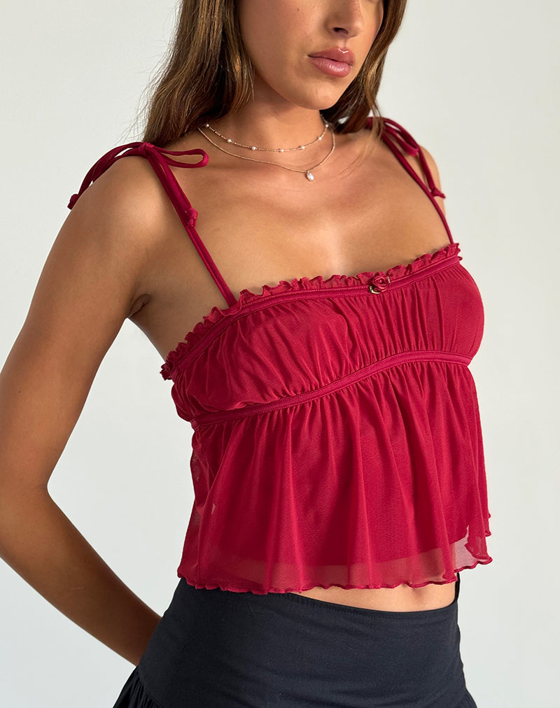Damaris Cami Top en cereza roja con ribete rojo