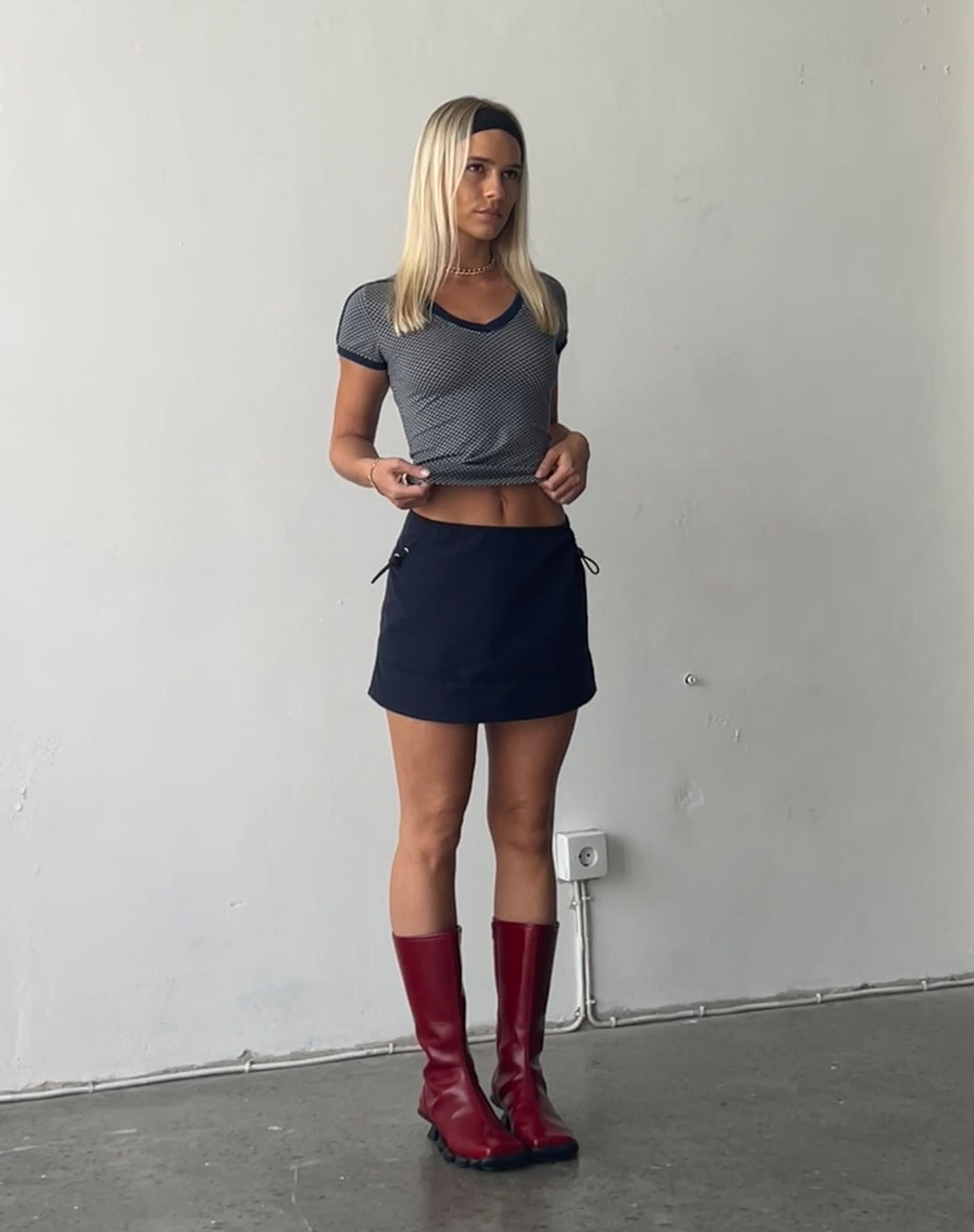 Minifalda Evy Cargo en azul marino con ribetes negros