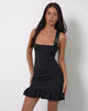 Imagen del mini vestido Jessa Ruffle Hem Buckle Strap en negro