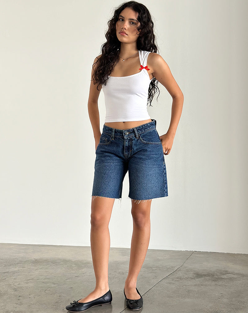 Jiniso Top en blanco con lazos rojos