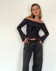 Imagen de Kareena Top Bardot de manga larga en Pretty Petal Flock Azul marino