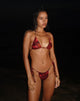 Imagen de la braguita de bikini Leyna en rojo hibisco con abalorios