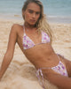 Imagen de la braguita de bikini Leyna en naranja y morado floral brillante
