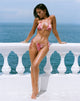 Imagen de la braguita de bikini Leyna en zig zag lirio burdeos con abalorios