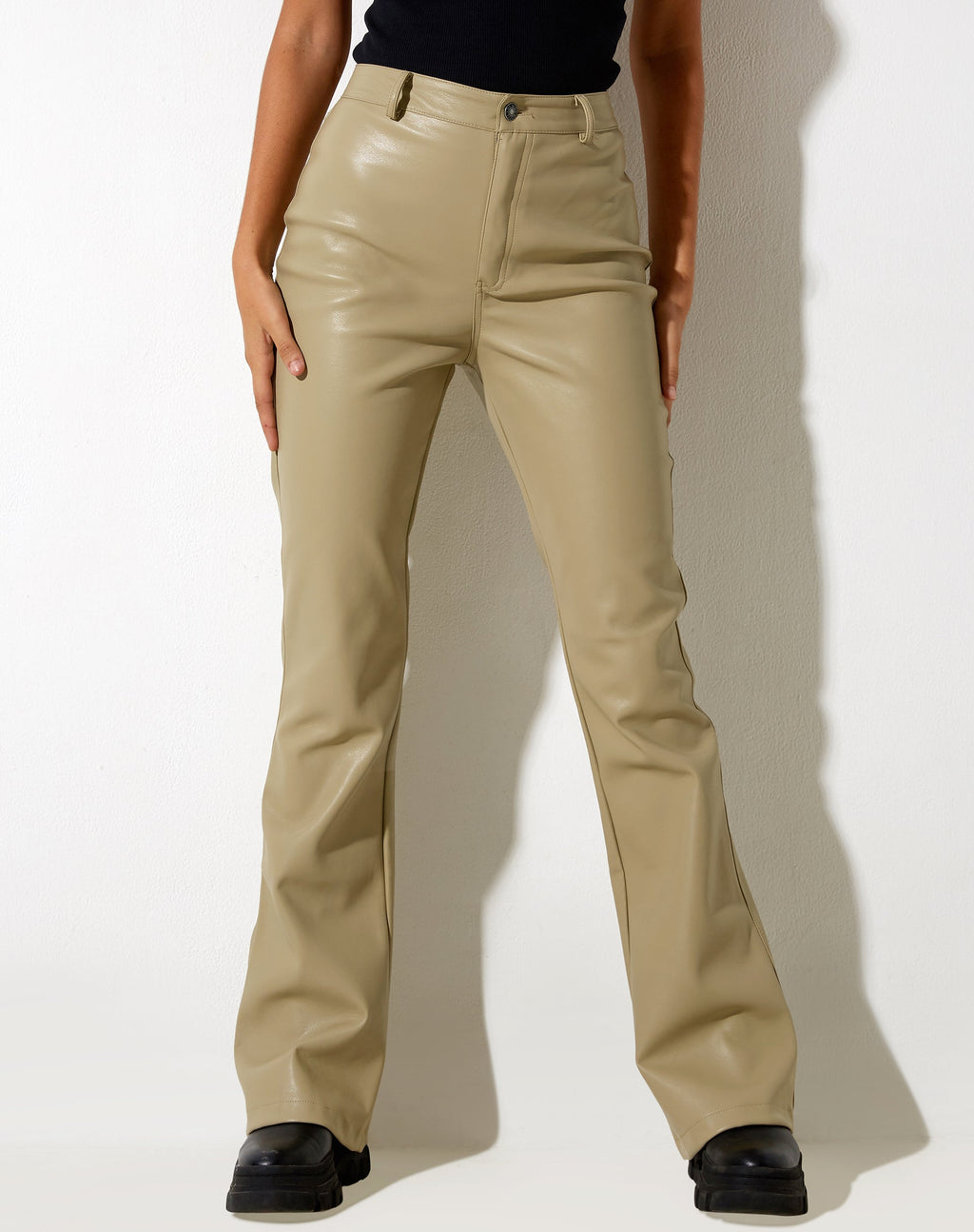 Pantalón Zoven Flare en Pu Sage