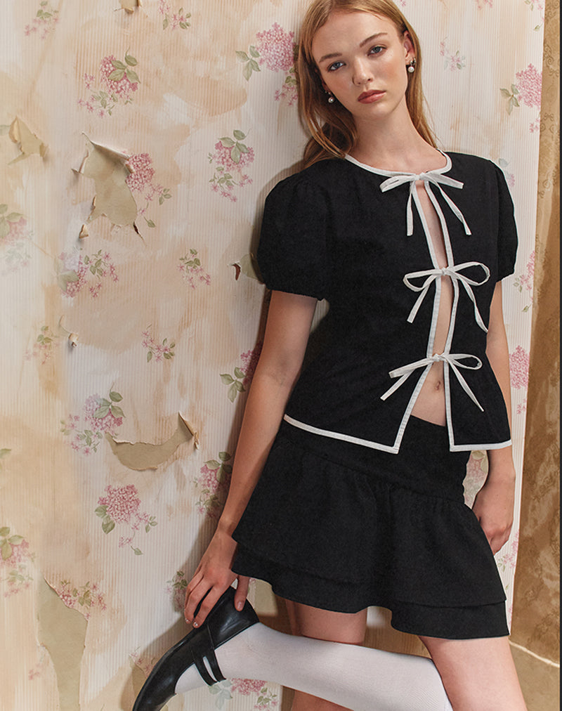 Blusa Ryota Tie Front en negro con ribete blanco