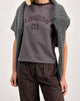 Imagen de Sakha Boxy Tee en gris oscuro con estampado de Londres y ribete marrón