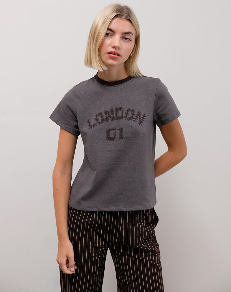 Sakha Boxy Tee gris oscuro con estampado de Londres y ribetes marrones