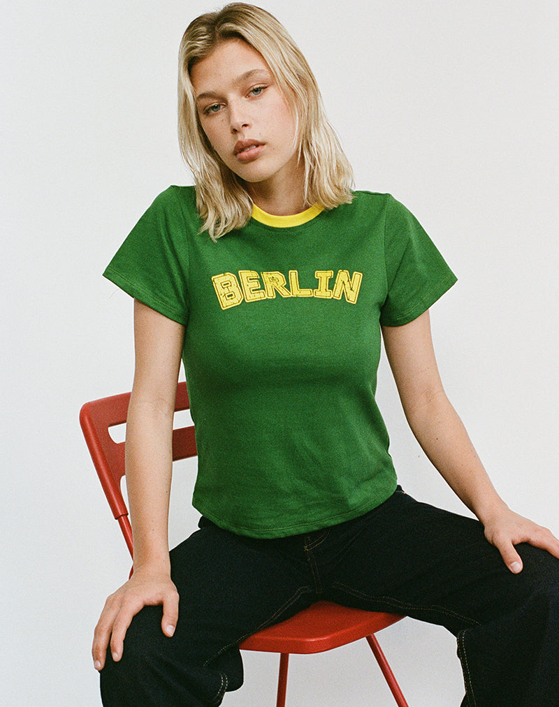 Top Sakha en verde olmo con ribetes amarillos y estampado berlinés