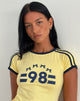 imagen de Salda Tee en color Lemonade con ribete azul marino y emblema "98