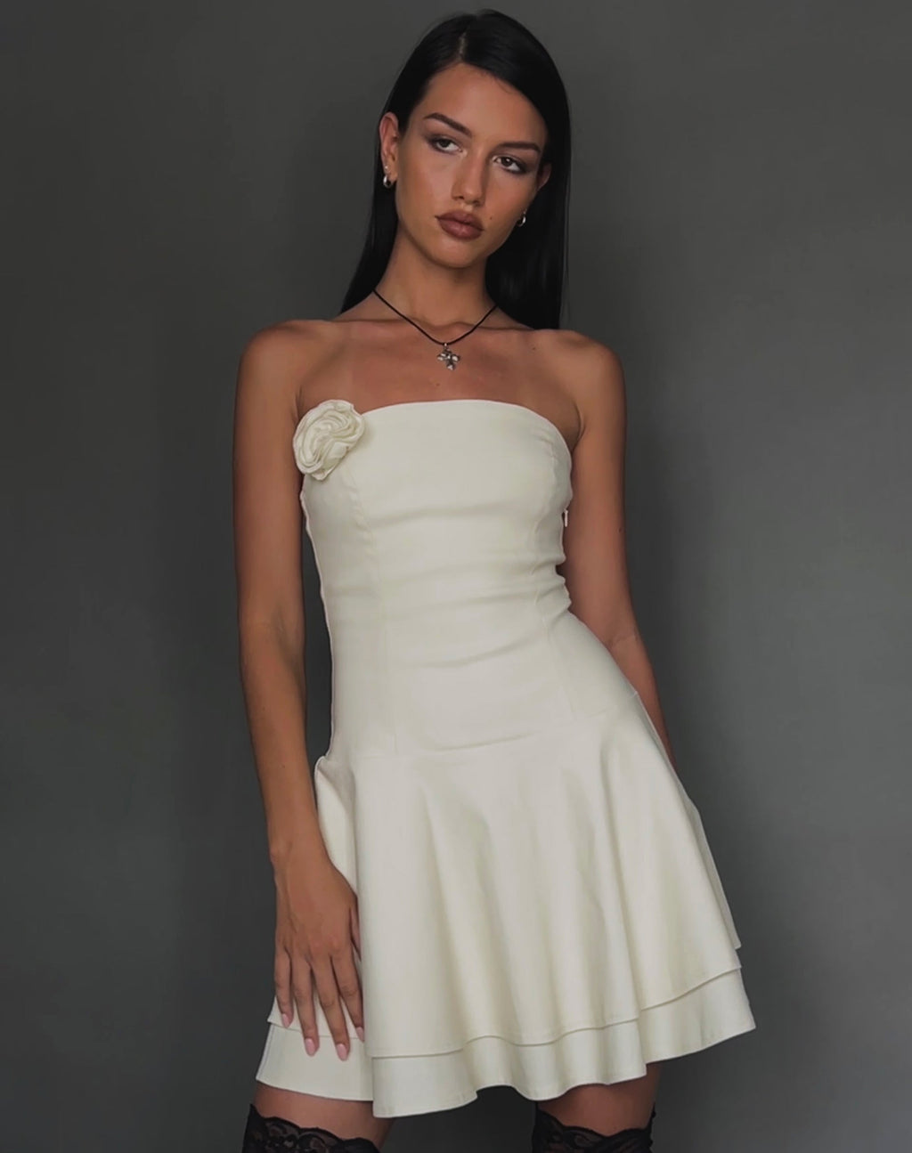 Mini Vestido Striata en Crema con Rosetón y Espalda de Encaje