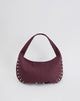 Imagen del bolso Slouch con tachuelas en burdeos
