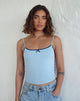 Imagen de la camiseta Suna en azul Nantucket con ribete azul mineral