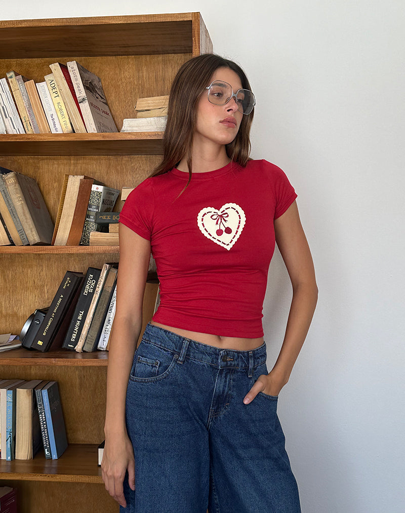 Sutin Baby Tee en rojo adrenalina con corazón de cereza bordado