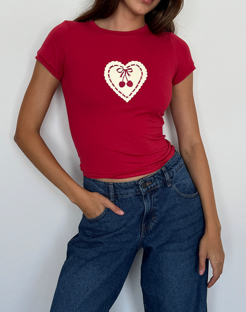 Sutin Baby Tee en rojo adrenalina con corazón de cereza bordado