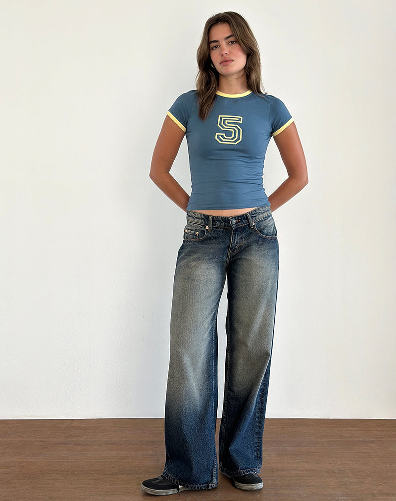 Camiseta Sutin azul con emblema 5 y ribete amarillo limonada