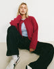 Imagen de Maureen Cardi en rojo