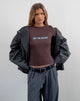 Imagen de Sutin Baby Tee en caoba oscuro con el lema Don't Be Jealous (No seas celoso)