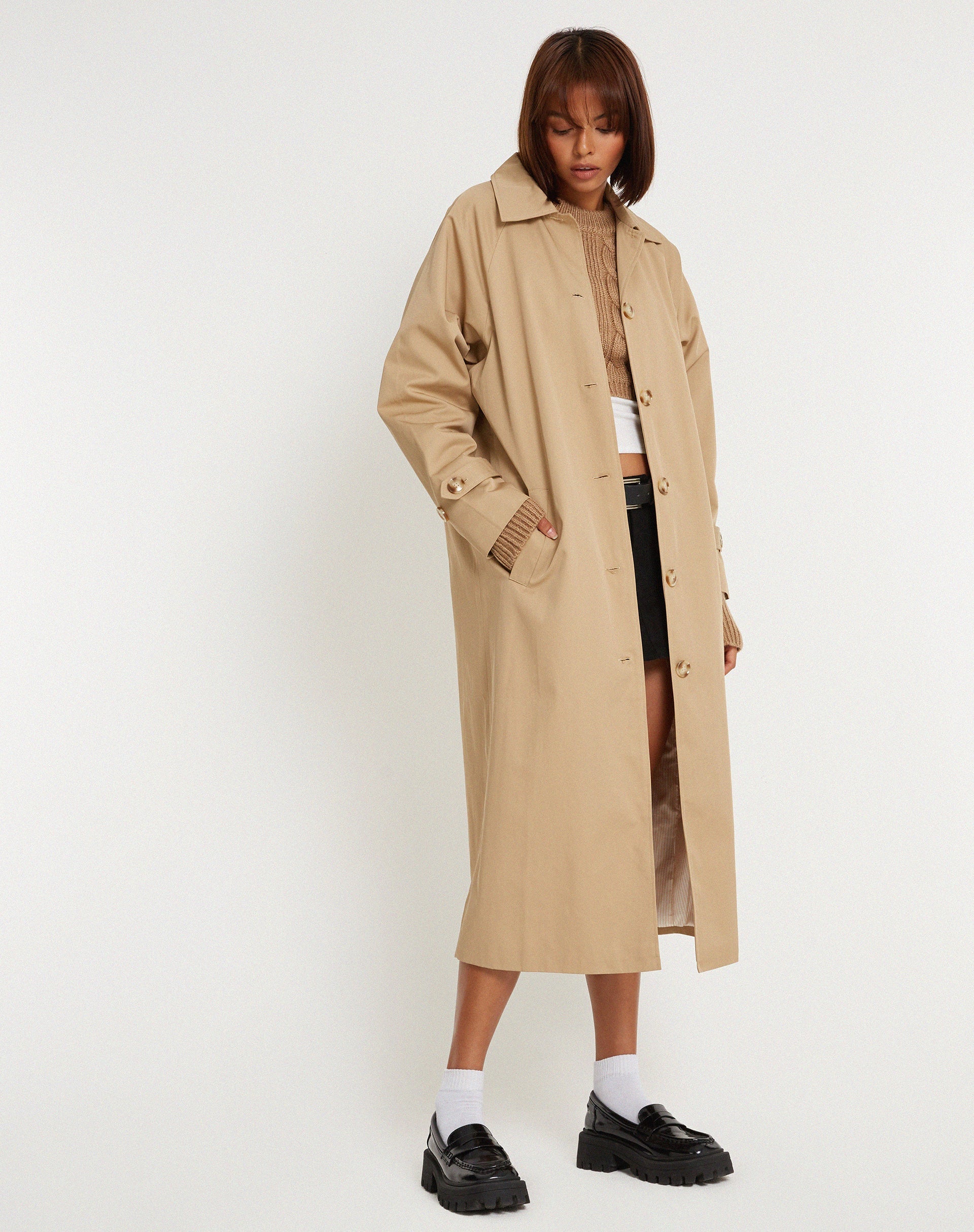 imagen de Assa Trench Coat en color tostado con forro de rayas