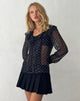 Imagen de la blusa Zinnia de gasa negra a lunares
