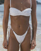Imagen de la braguita de bikini Lentra con volante en broderie blanco