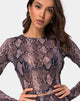Imagen de Bonnie Crop Top Red en Taupe Snake