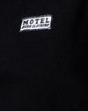Negro con etiqueta de ropa de trabajo Motel