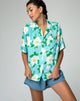Imagen de la camisa hawaiana en rosa blanca