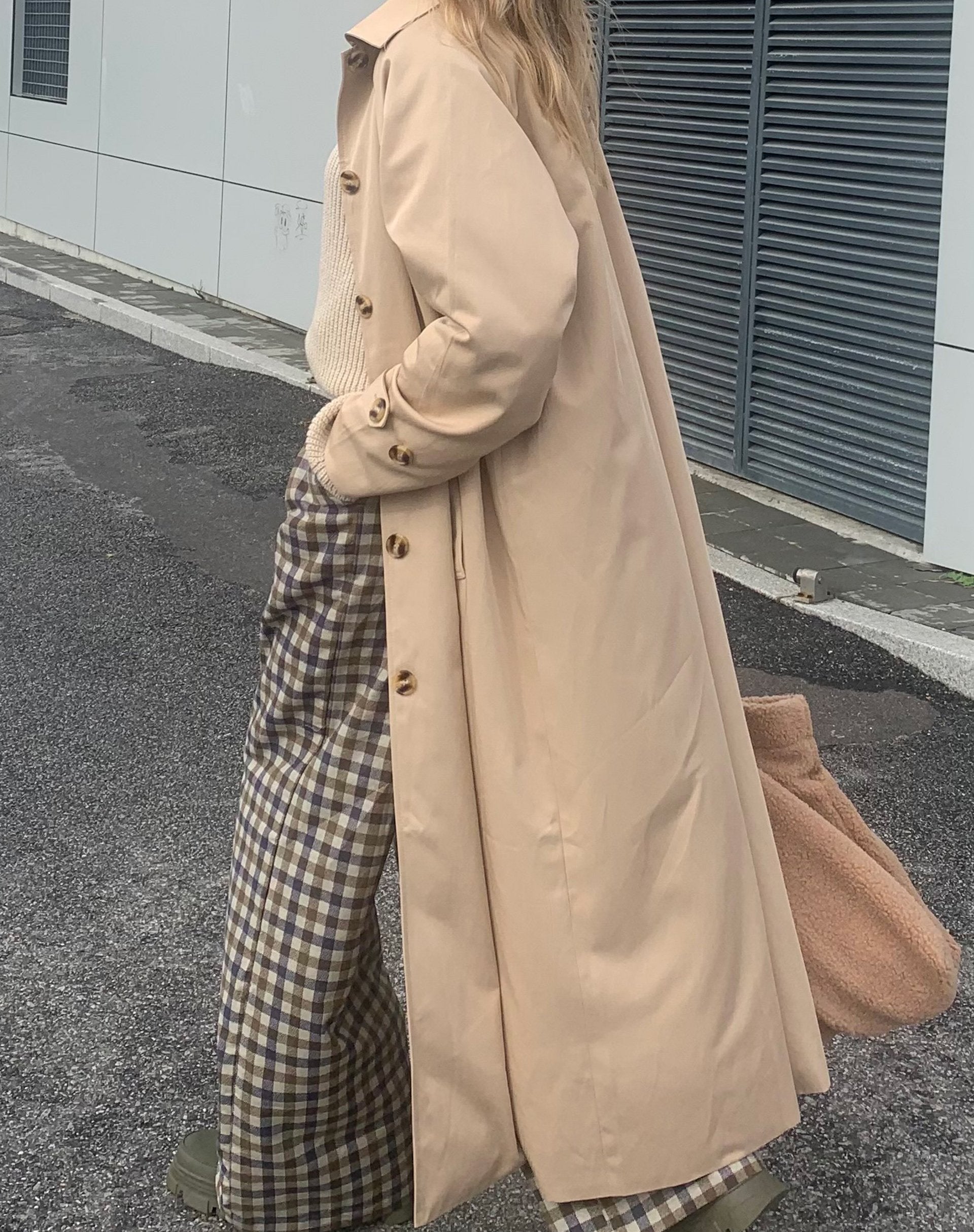 Imagen de Assa Trench Coat Beige con forro de rayas