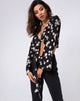 Imagen de Laya Wrap Top en Grunge Daisy Floral