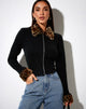 Imagen de Loria Cardi en negro con animal marrón