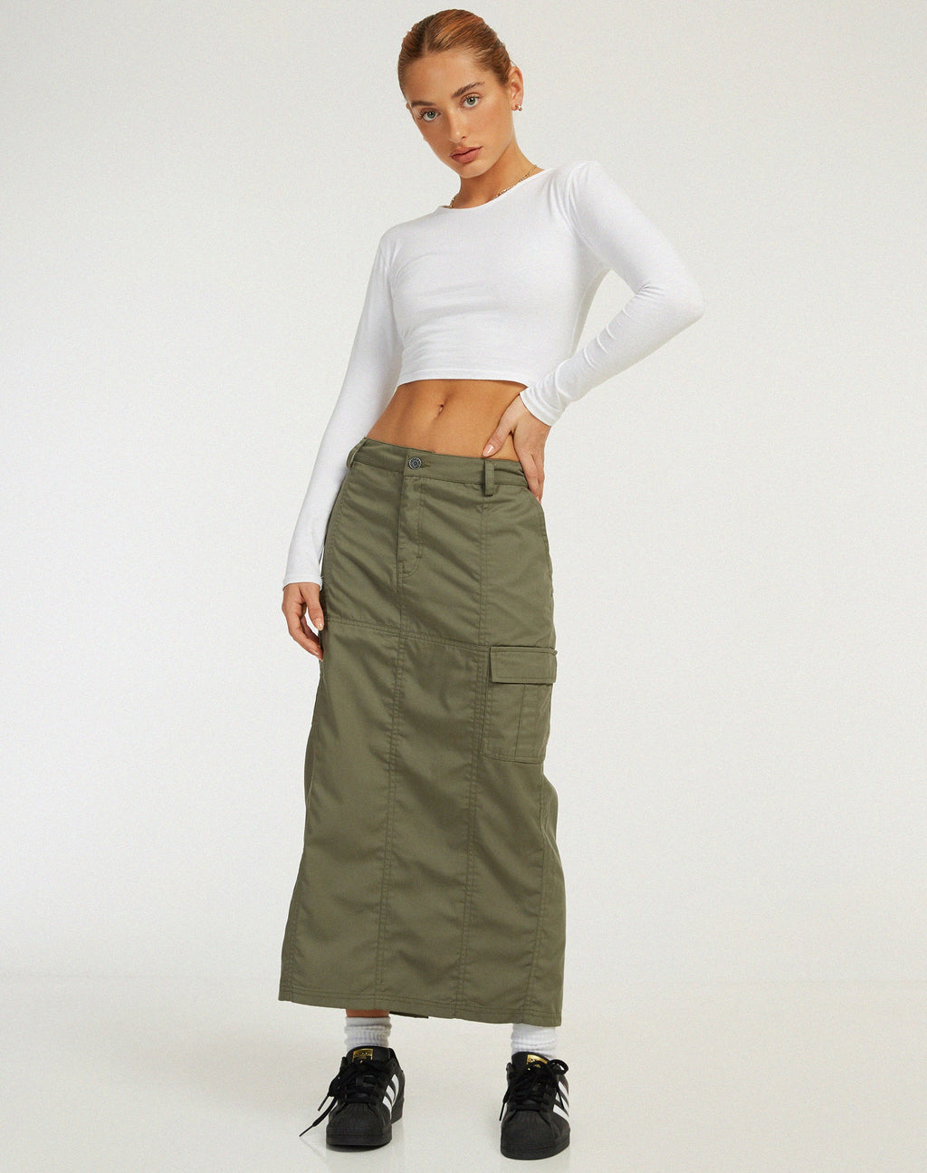 Falda Widya Cargo Midi en verde oliva oscuro