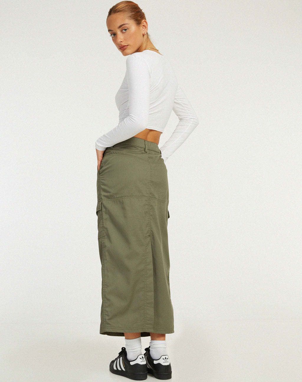 Falda Widya Cargo Midi en verde oliva oscuro
