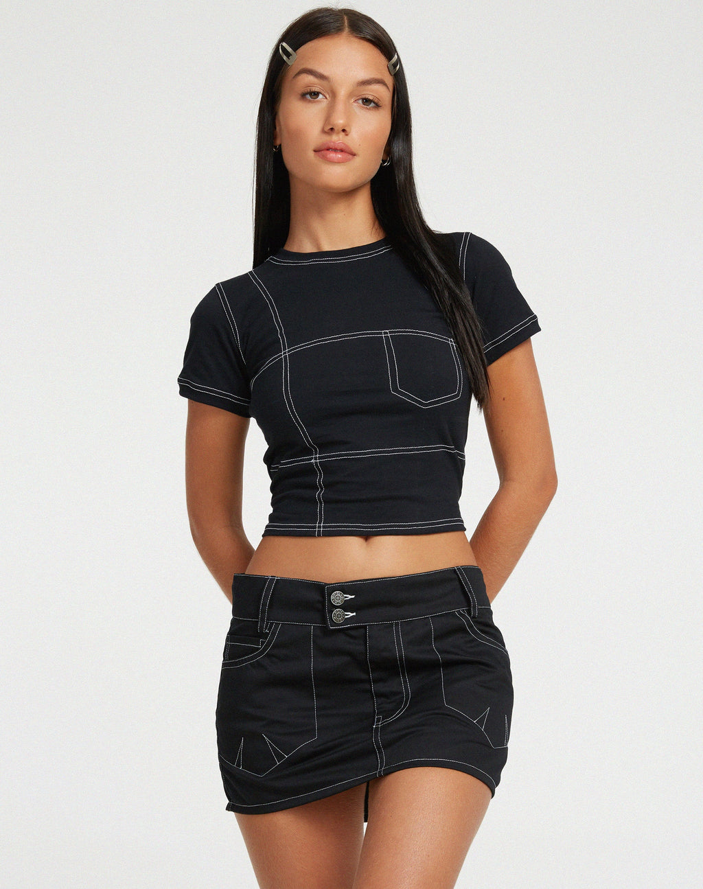 Shyla Cropped Tee en negro con puntada blanca