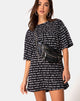 Imagen de Sunny Kiss Tee en negro con estampado Love At First Swipe