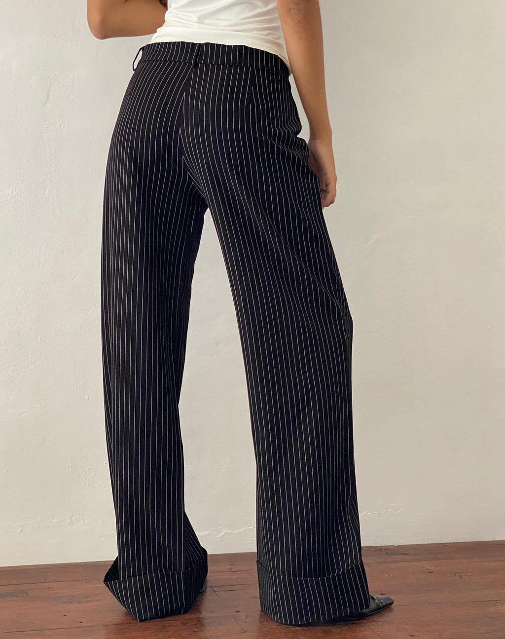 Pantalón Abba de tiro bajo en raya diplomática negro de sastrería