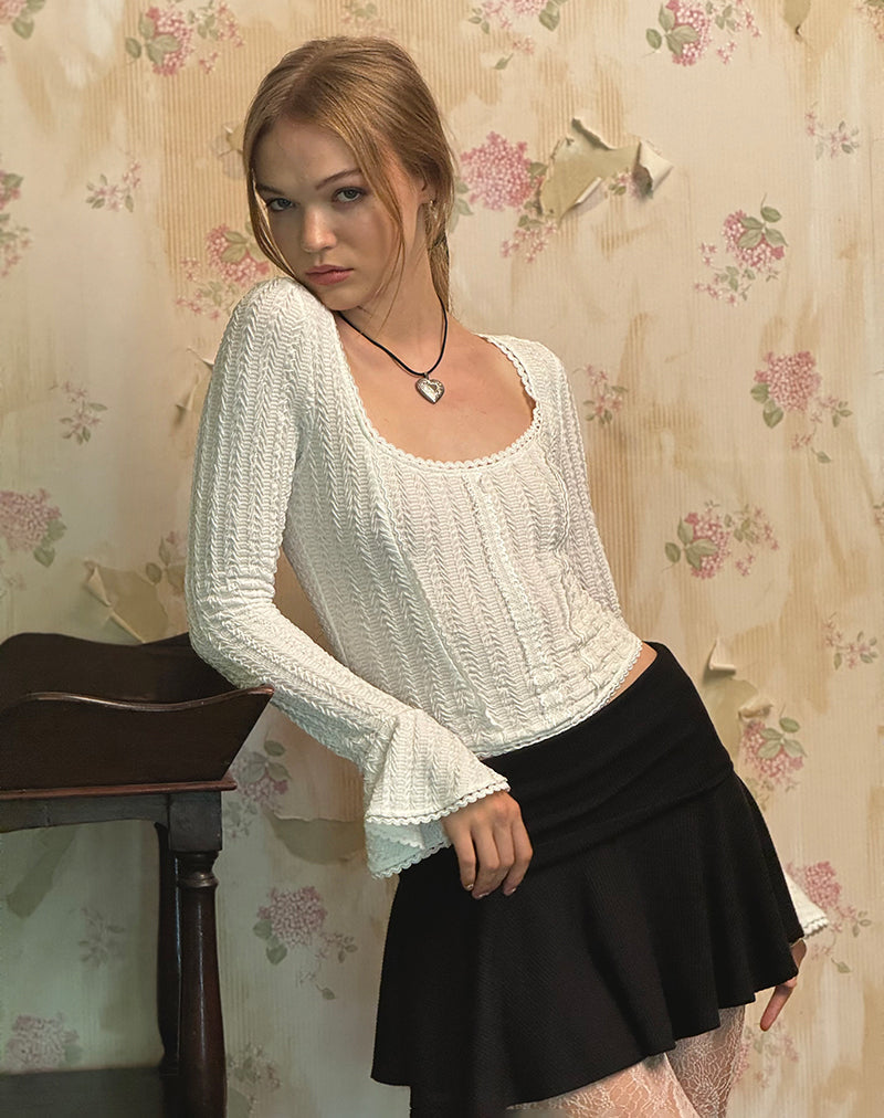 Top Abella con textura y manga flauta en marfil