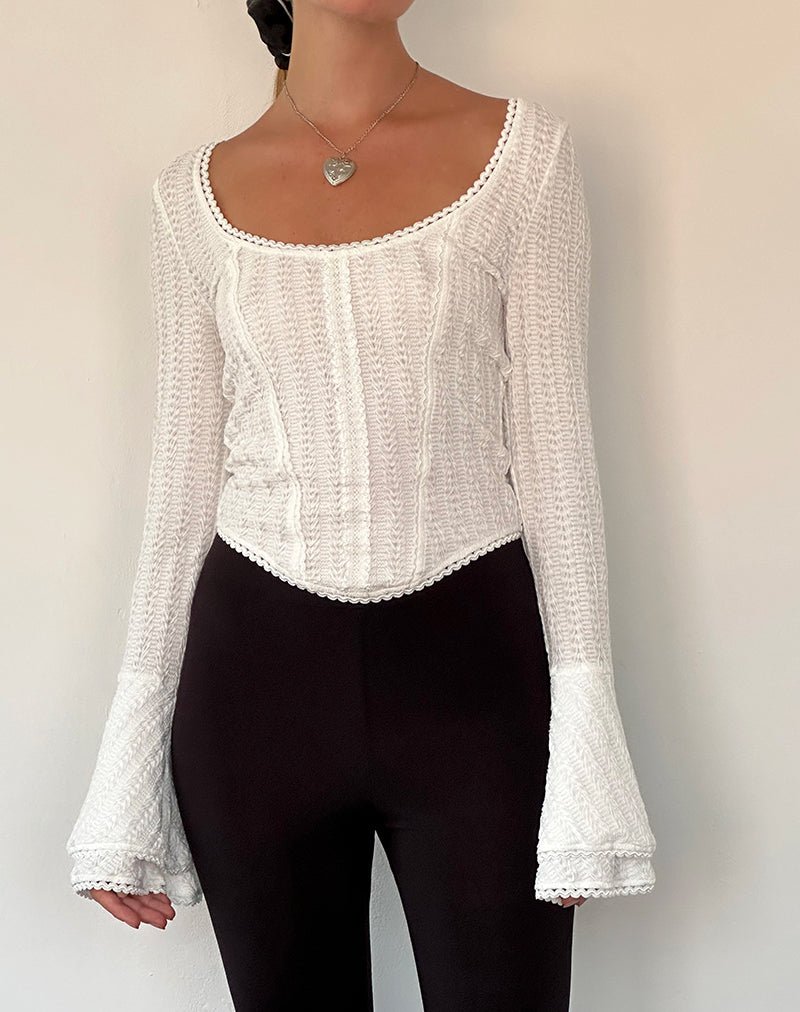 Top Abella con textura y manga flauta en marfil