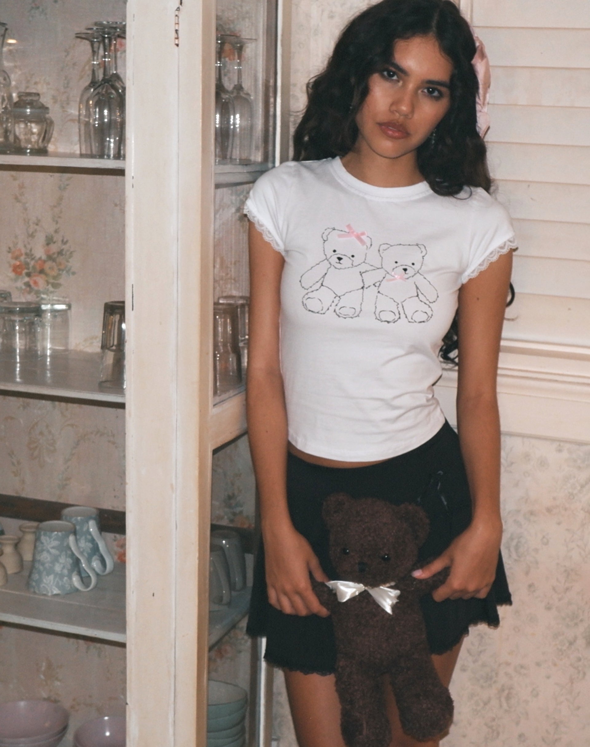 Imagen de la camiseta Izzy Lace Trim Tee in White Teddy Motif