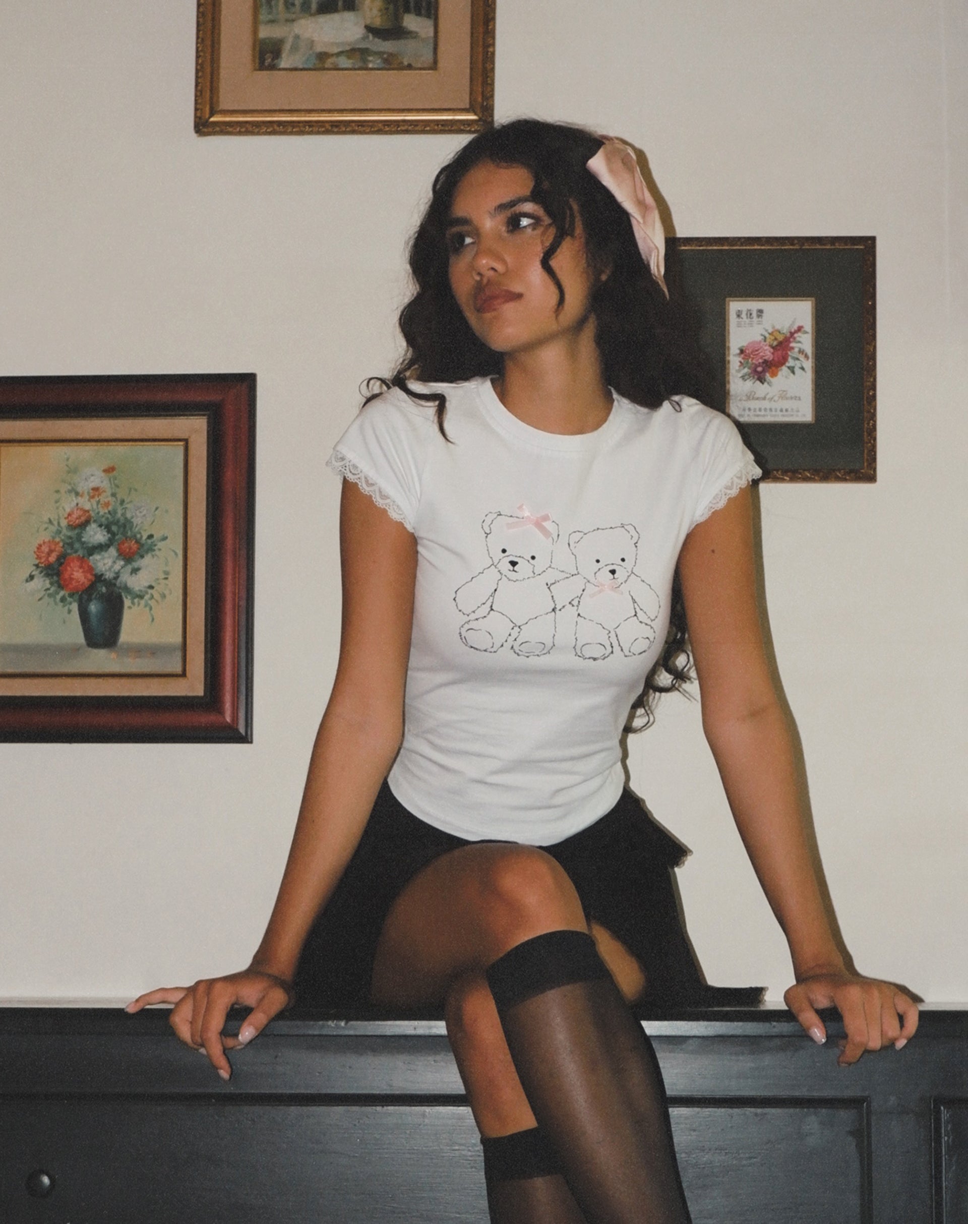Imagen de la camiseta Izzy Lace Trim Tee in White Teddy Motif