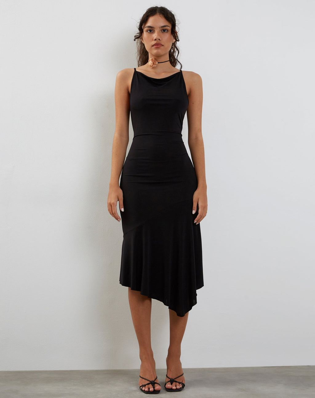Vestido midi con dobladillo asimétrico Adina en negro fino