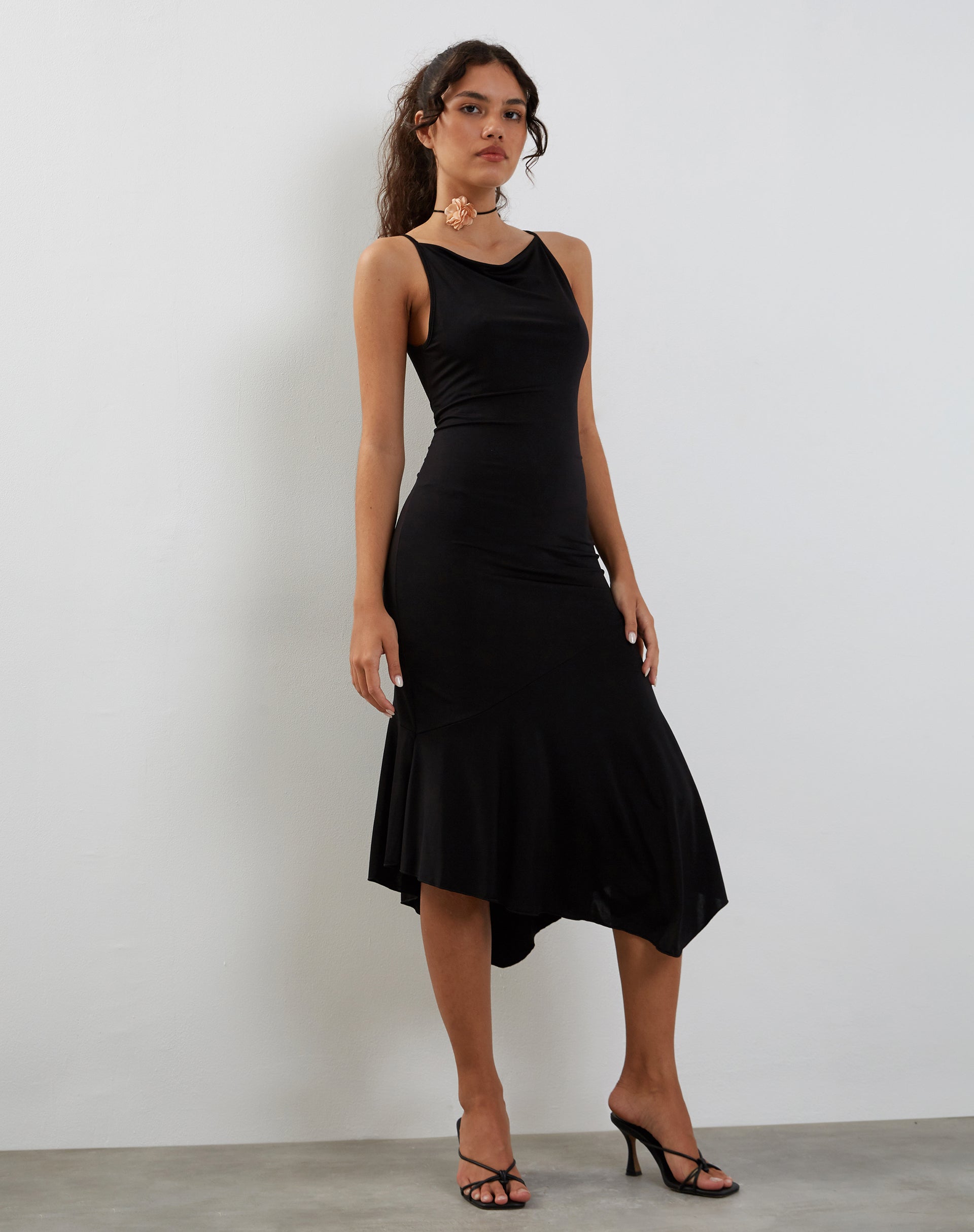Imagen de Adina Vestido midi con dobladillo asimétrico en negro fino