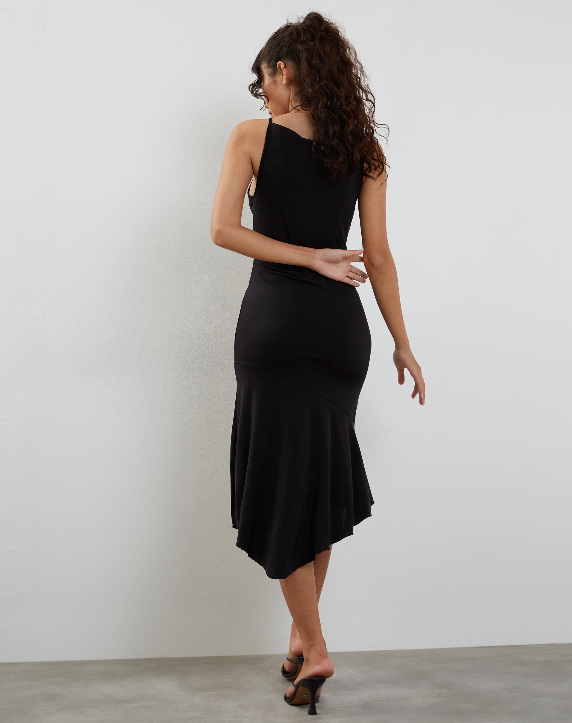 Imagen de Adina Vestido midi con dobladillo asimétrico en negro fino