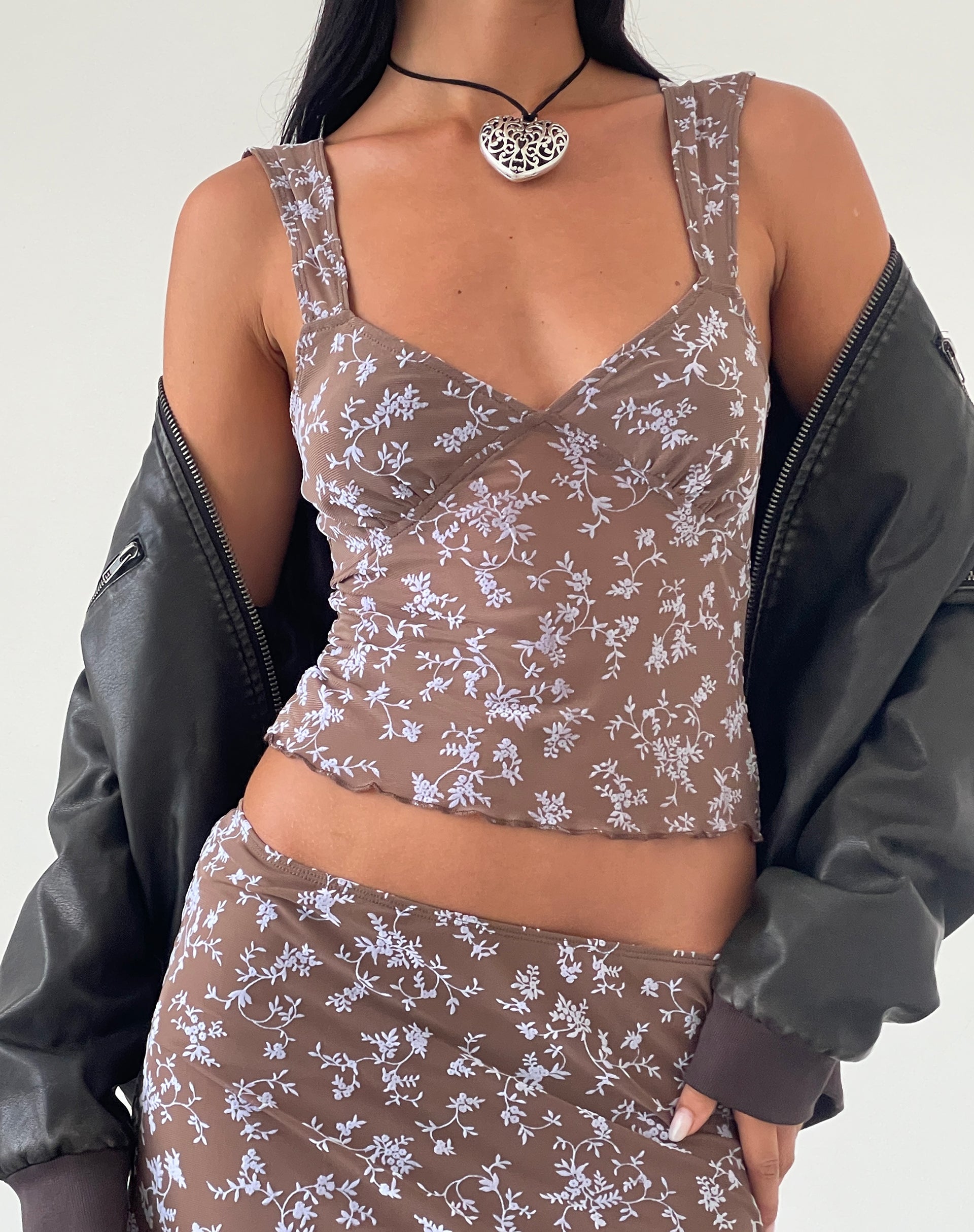 Imagen de Aerin Top de malla con mangas casquillo en Botanist Flock Dark Taupe
