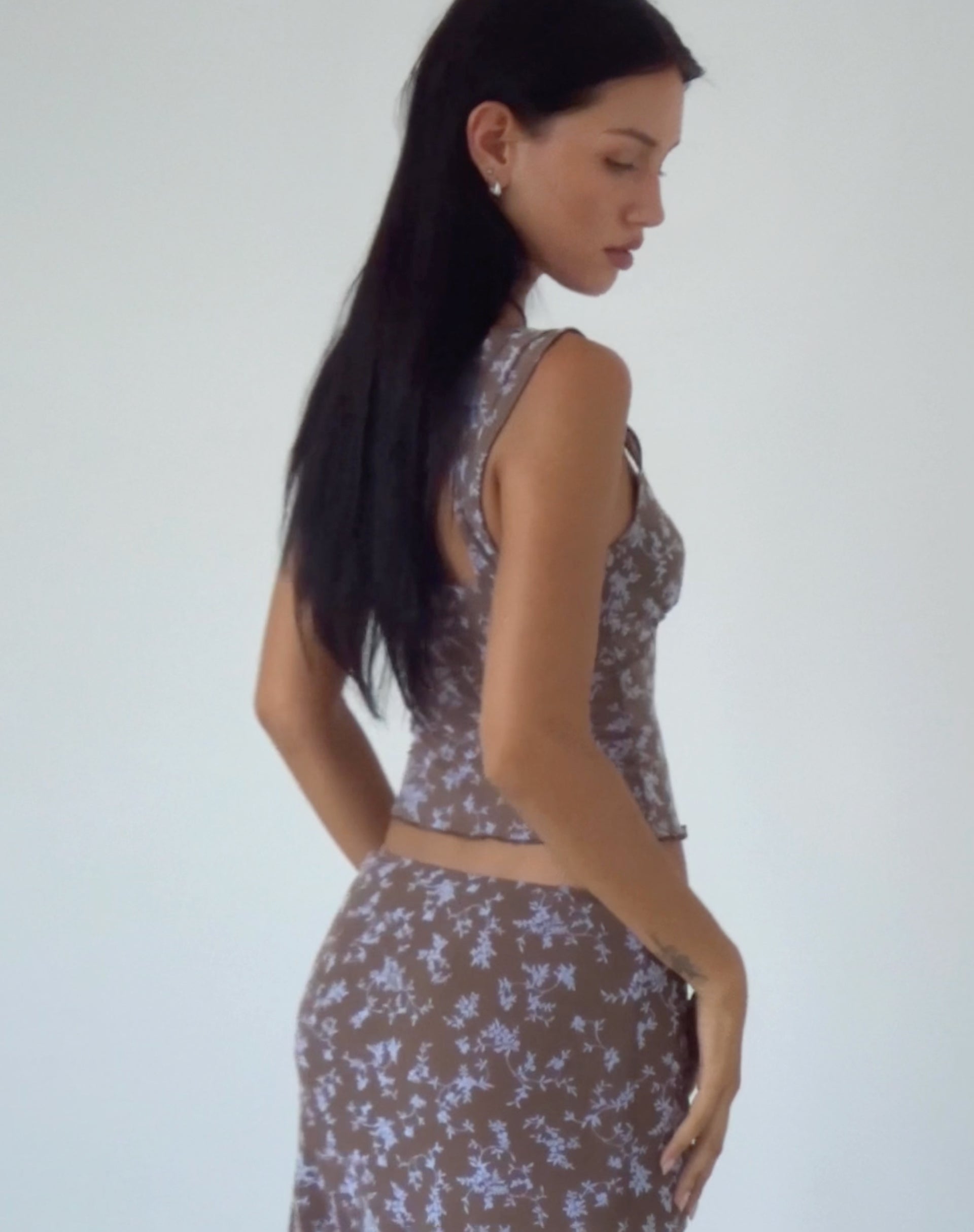Imagen de Aerin Top de malla con mangas casquillo en Botanist Flock Dark Taupe